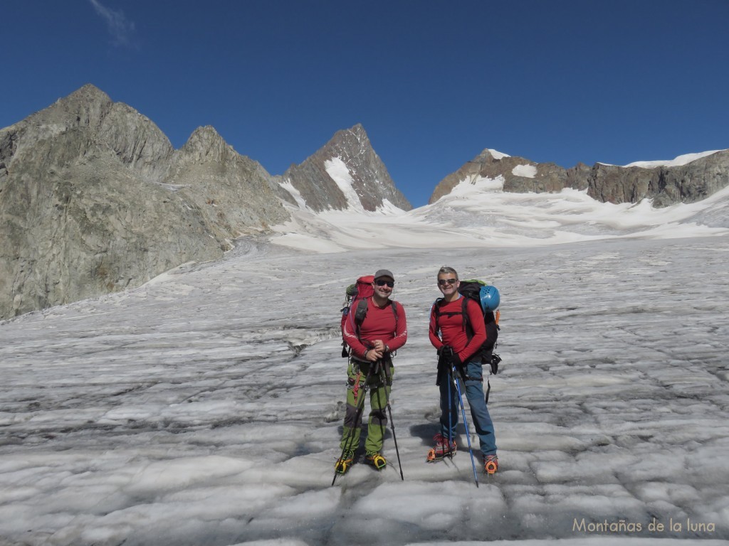 Joaquín y Luis en el Glaciar Galmi con el Finsteraarhorn al fondo